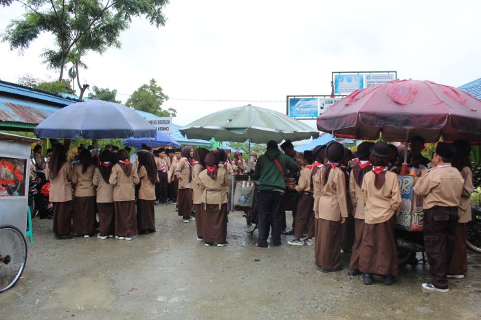 Setelah Ujian Praktik Mulok Keagamaan, Siswa MTsN 1 Kerinci Padati Pedagang Jajanan Saat Istirahat
