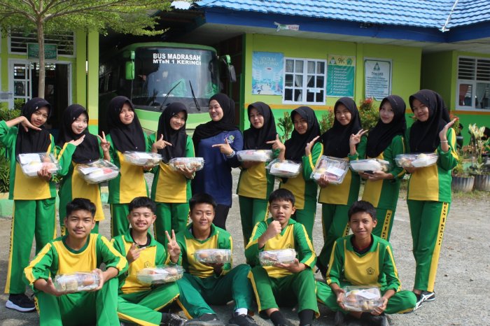 Wajah Ceria Siswa Siswi Warnai Penyaluran Makan Bergizi Gratis di Lingkungan Madrasah MTsN 1 Kerinci