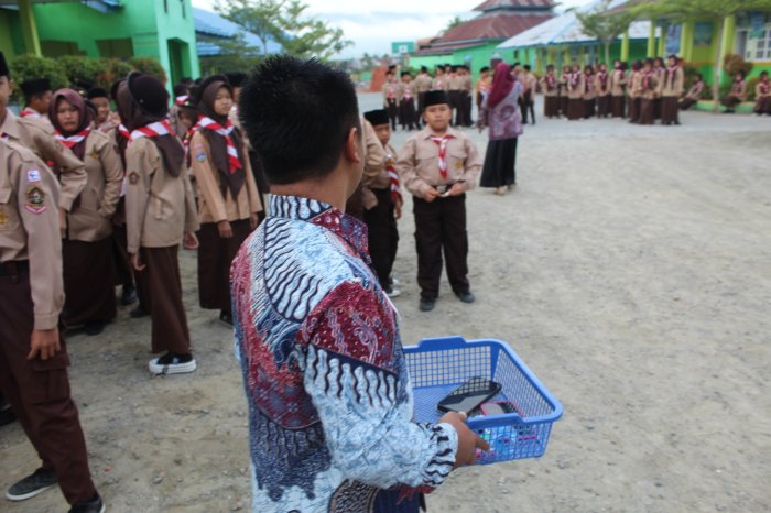 Guru dan Staf TU MTsN 1 Kerinci Tertibkan Penggunaan HP Siswa