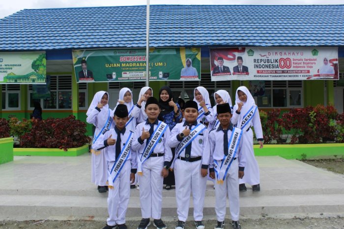 Semangat Kepahlawanan Menginspirasi! Kelas 7D MTsN 1 Kerinci Sukses Jalankan Tugas Upacara Hari Pahlawan