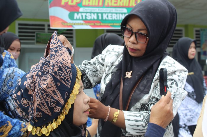 Seru dan Berbudaya! Tenaga Pendidik MTsN 1 Kerinci Ikuti Lomba Pemasangan Tengkuluk