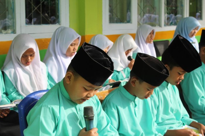 Perdana Tampil, Siswa Kelas VII C dipercayakan menajadi petugas Yasinan, Asmaul Husna, dan Shalawat di MTsN 1 Kerinci