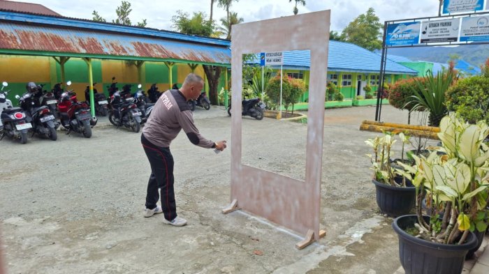 Pegawai Sekolah Ciptakan Bingkai Foto Kreatif untuk Meriahkan Class Meeting.