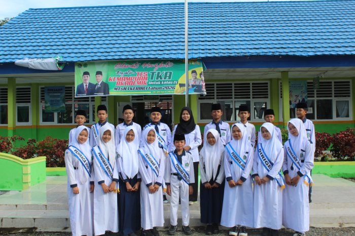 Tampil Penuh Percaya Diri! Kelas 7 D MTsN 1 Kerinci Sukses Jalankan Tugas Petugas Upacara Tampil Penuh Percaya Diri! Kelas 7 D MTsN 1 Kerinci Sukses Jalankan Tugas Petugas Upacara