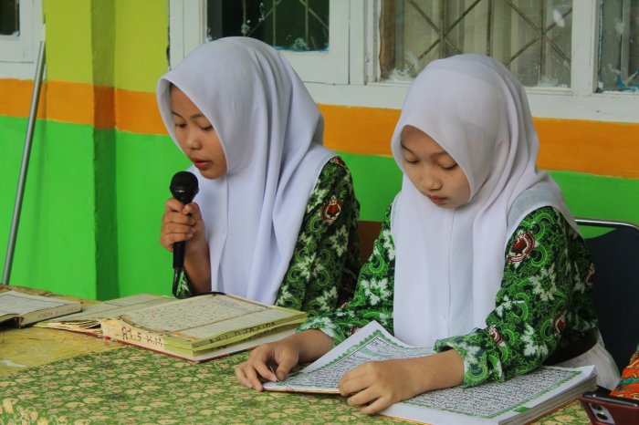 Bikin Tenang Hati! Lantunan Al-Quran Arsyaira & Silsabella Sambut Pagi di Madrasah