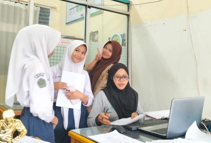 Komitmen Pelayanan Prima, Ibu Deti Susiati, S.Pd.I Siap Membantu Administrasi Alumni MTsN 1 Kerinci