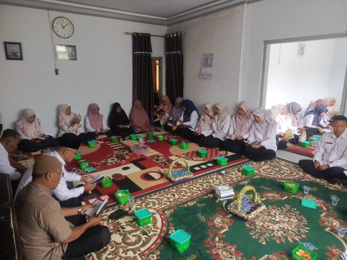 Keluarga Besar MTsN 1 Kerinci Tunjukkan Kepedulian, Gelar Takziah ke Rumah Pegawai yang Berduka