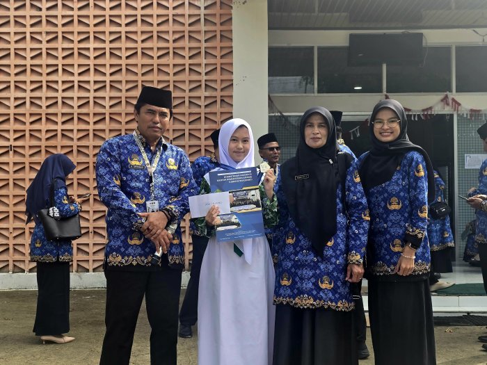 Diserahkan Langsung di Halaman Kantor PLHUT Kementerian Agama Kab.Kerinci, Siswa MTsN 1 Kerinci Terima Penghargaan OMI