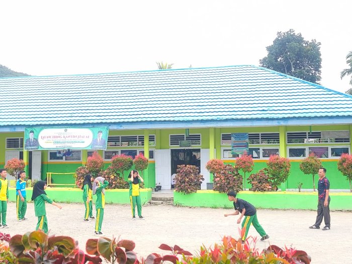 Seru dan Penuh Tawa! Siswa Kelas IX B MTsN 1 Kerinci Belajar Rounders Bersama Pak Nazirwan, S.Pd.I