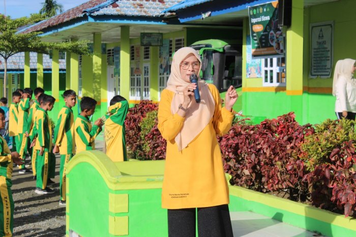 Arahan Kepala Madrasah Ibu Hasminiyeti, S.Ag., M.Pd Sebelum Senam Pagi di MTSN 1 Kerinci