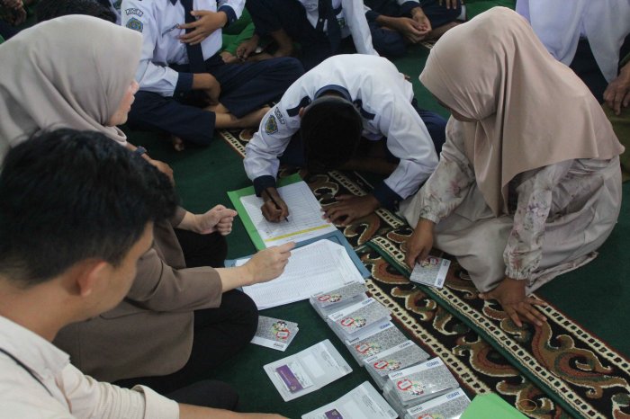 BRI Sungai Penuh Serahkan Langsung Rekening PIP Tahap 1 untuk 104 Penerima di MTsN 1 Kerinci