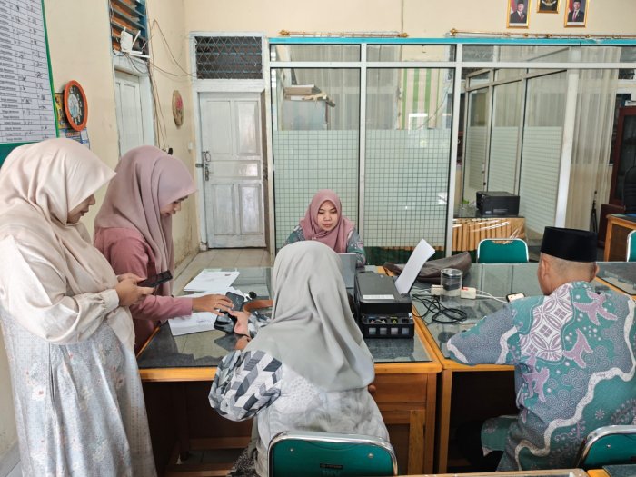 Guru Menyiapkan Dokumen Rekapitulasi Kehadiran Bulanan melalui Sistem SIMPATIKA Kementerian Agama Guru Menyiapkan Dokumen Rekapitulasi Kehadiran Bulanan melalui Sistem SIMPATIKA Kementerian Agama