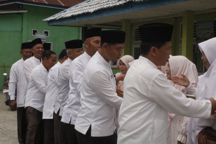 Hangatnya Salam-Salaman MTsN 1 Kerinci dalam Menyambut Bulan Suci Ramadan