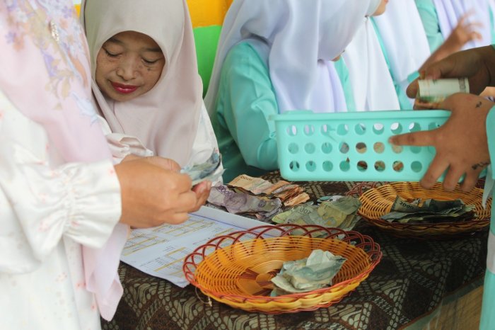 Semangat Beramal! Warga MTsN 1 Kerinci Laksanakan Infaq dan Sadaqah untuk Pembangunan Mushalla Tahap II