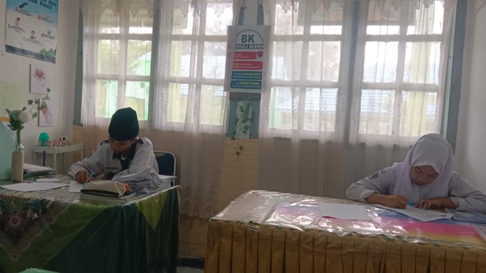 Siswa MTsN 1 Kerinci Jalani Ujian Susulan Sumatif Tengah Semester dengan Penuh Semangat