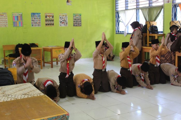 Praktik Tari Saman: Siswa VII A MTsN 1 Kerinci Belajar Seni, Irama, dan Kekompakan bersama