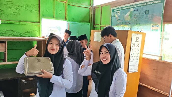 Sigap dan Teratur, Panitia MBG MTsN 1 Kerinci Sukses Salurkan Makanan Bergizi kepada Seluruh Peserta Didik Sigap dan Teratur, Panitia MBG MTsN 1 Kerinci Sukses Salurkan Makanan Bergizi kepada Seluruh Peserta Didik
