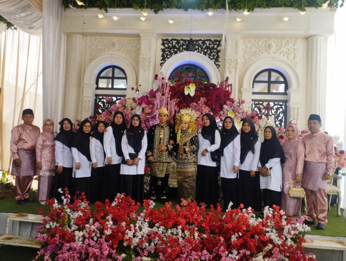 ? Wujud Kebersamaan dan Kekeluargaan, PTK MTsN 1 Kerinci Hadiri Resepsi Pernikahan Faradhila di Kemantan Agung