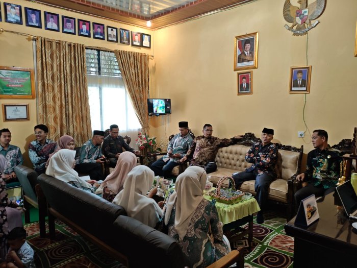 Matangkan Persiapan, Kepala Madrasah Gelar Rapat Strategis Ujian Madrasah Bersama Panitia