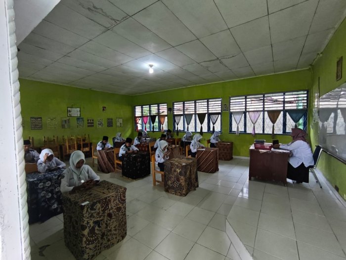 Hari Kedua Ujian Madrasah Berjalan Lancar, Suasana Tertib dan Penuh Keseriusan Hari Kedua Ujian Madrasah Berjalan Lancar, Suasana Tertib dan Penuh Keseriusan