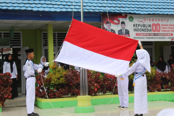 Pengibaran Bendera Merah Putih Berlangsung Khidmat di MTsN 1 Kerinci