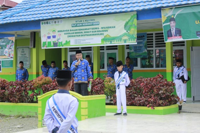 Pak Asmuri,S.Pd selaku Pembina upacara menyampaikan amanat Menteri Sosial RI saau Upacara Peringatan Hari Pahlawan di MTsN 1 Kerinci