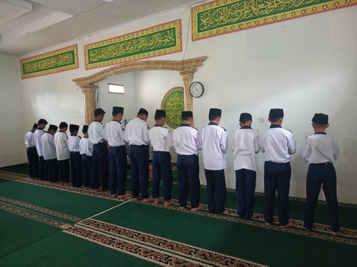 Tingkatkan Kedisiplinan dan Keimanan, Siswa Kelas 9D dan 8C MTsN 1 Kerinci Laksanakan Rutinitas Shalat Berjamaah