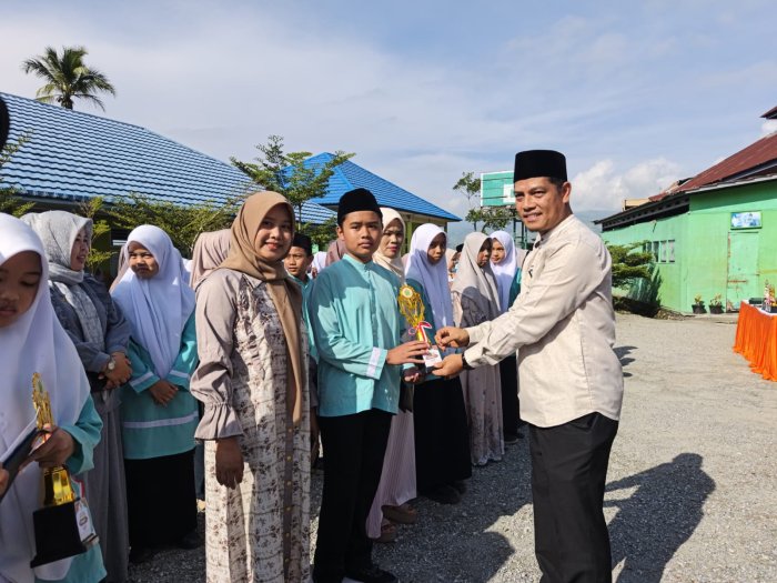 Adli Halma Alfahri Raih Juara Umum Kelas VII MTsN 1 Kerinci Adli Halma Alfahri Raih Juara Umum Kelas VII MTsN 1 Kerinci