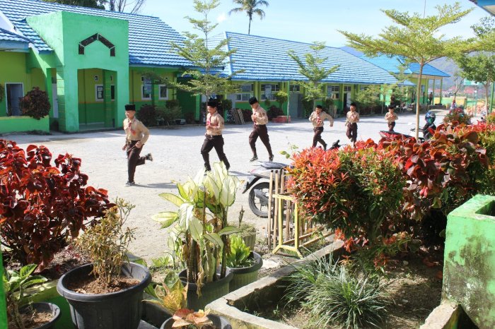 Belajar Tanggung Jawab! Siswa MTsN 1 Kerinci Dapat Sanksi Ringan tapi Penuh Makna