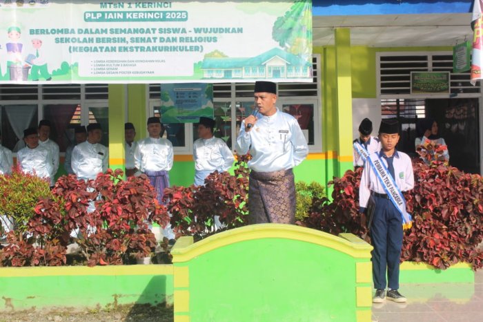 Upacara Bendera Perdana Semester Baru, PTK MTsN 1 Kerinci Kenakan Baju Melayu