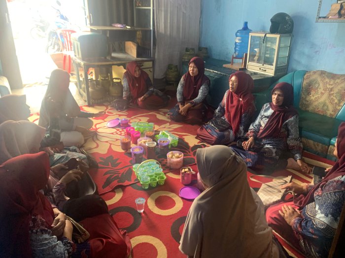 Wujud Kepedulian: PTK MTsN 1 Kerinci Jenguk Orang Tua Tenaga Kependidikan yang Sakit