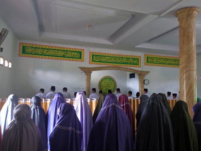 Shalat Dzuhur Berjamaah: Membiasakan Ibadah, Menguatkan Ukhuwah di MTsN 1 Kerinci