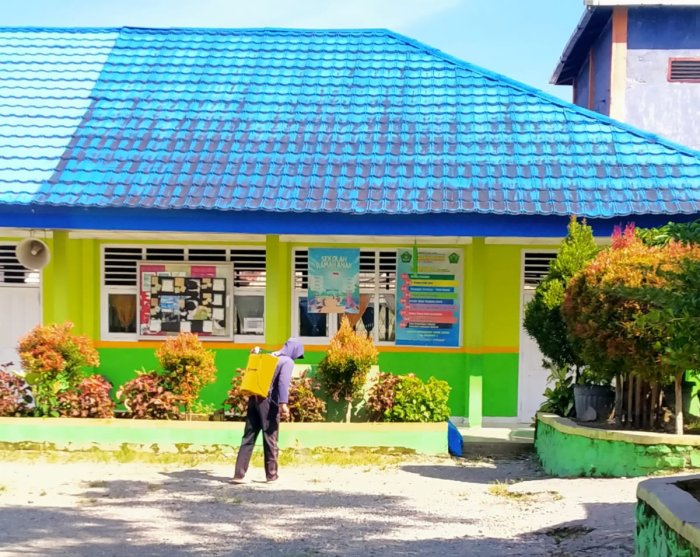 Lingkungan Makin Kinclong! Ini Cara MTsN 1 Kerinci Atasi Rumput Liar