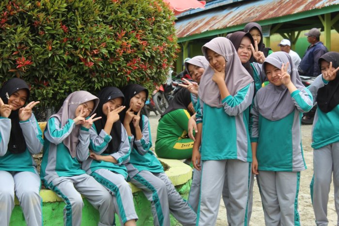Cerita di Balik Tawa: Keakraban Siswa MTsN 1 Kerinci Terlihat Jelas Saat Jam Istirahat