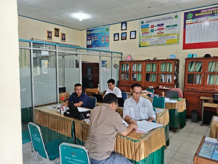 Awal Tahun Baru, Kepala Madrasah Bersama Staf TU Siap Tingkatkan Pelayanan