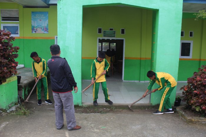 Waka Madrasah Pantau Langsung Kegiatan Goro di MTsN 1 Kerinci pada Hari Rabu