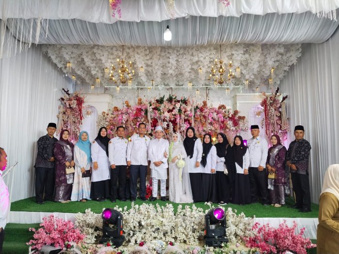 Satu Momen, Seribu Doa! MTsN 1 Kerinci Hadiri Pernikahan Odia Okta Rahayu Putri dan Muhammad Dicky Agus Prawira Satu Momen, Seribu Doa! MTsN 1 Kerinci Hadiri Pernikahan Odia Okta Rahayu Putri dan Muhammad Dicky Agus Prawira