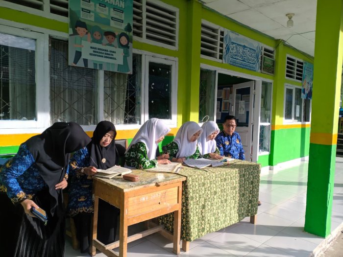 Kegiatan Rutin Tadarus MTsN 1 Kerinci dipimpin oleh Zahara Amelia, Arsyaira Lediska, dan Asyarani: Menumbuhkan Cinta Al-Quran Sejak Dini