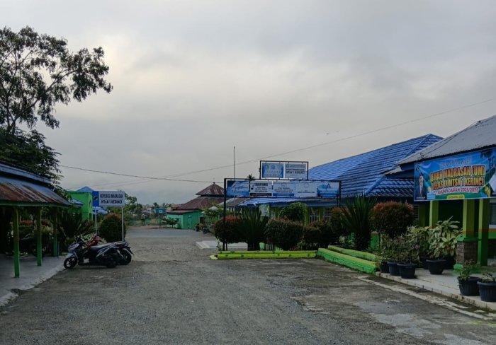 Bersih Hari Ini, Nyaman Selamanya: Semangat Menjaga Keasrian MTsN 1 Kerinci Bersih Hari Ini, Nyaman Selamanya: Semangat Menjaga Keasrian MTsN 1 Kerinci
