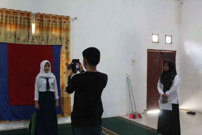 Momen Bersejarah, Siswa Kelas IX MTsN 1 Kerinci Jalani Pengambilan Pas Foto Ijazah