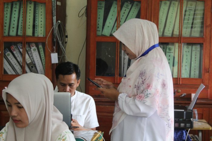 Kolaborasi Ketua Panitia dan Operator, Kunci Suksesnya Pelaksanaan ASAS Ganjil di MTsN 1 Kerinci