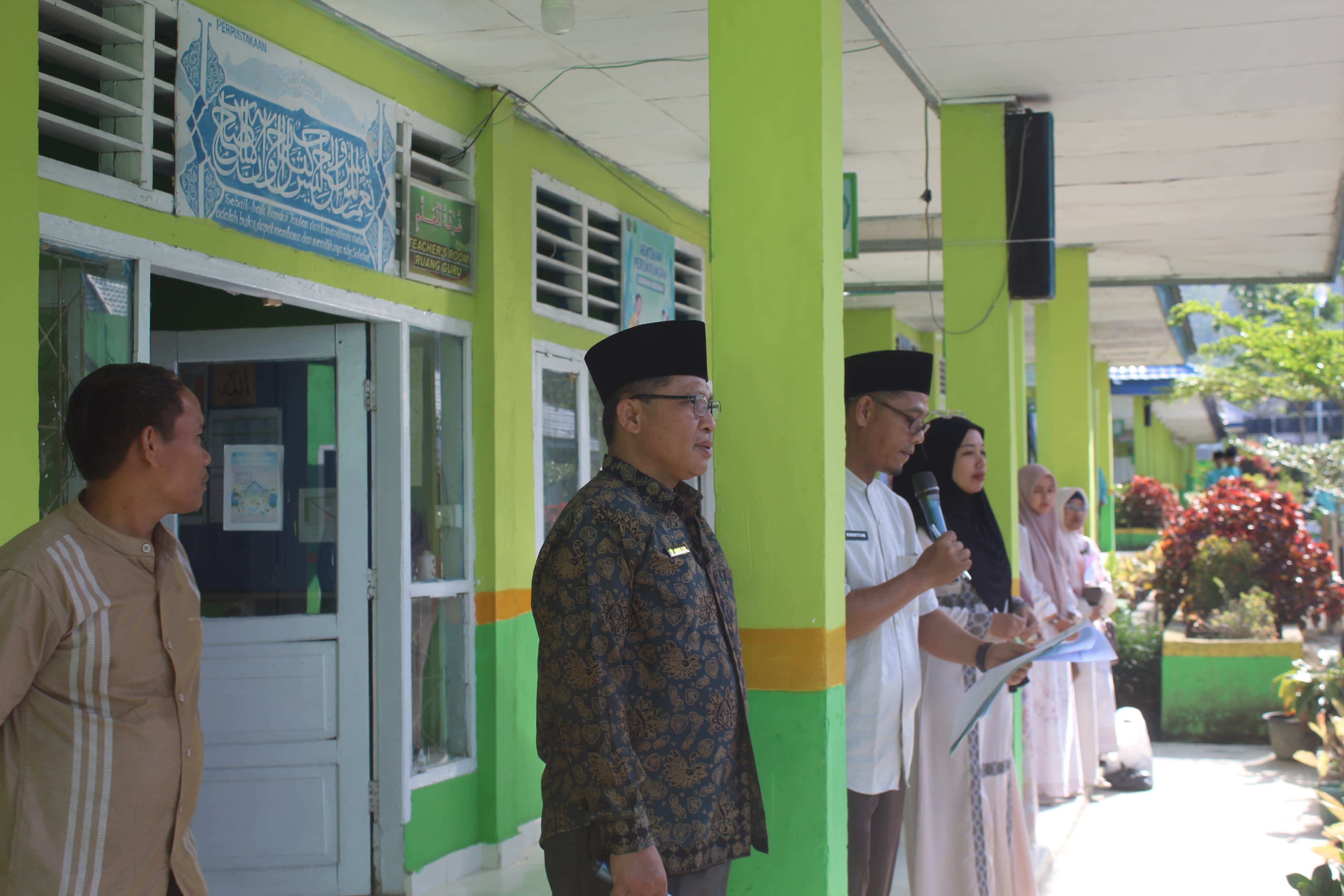 Dipandu Waka Kesiswaan, MTsN 1 Kerinci Laksanakan Pembagian Kelas untuk Siswa Baru