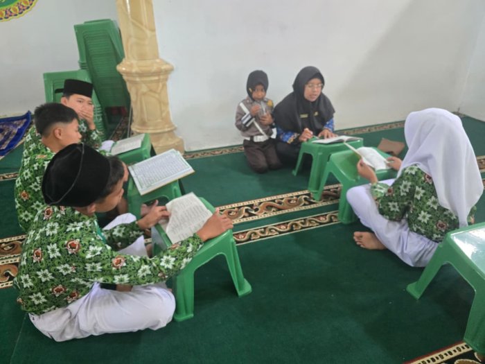 Santri Qurani: MTsN 1 Kerinci Rutin Gelar Tahfidz Bersama Ibu Rati Metrina, S.Pd