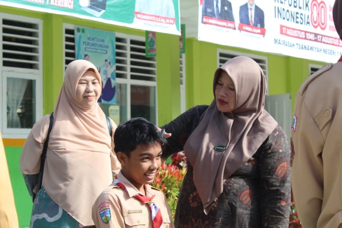 Tegas Tapi Penuh Kasih, Guru Piket MTsN 1 Kerinci Gelar Razia Rambut Siswa Laki-Laki