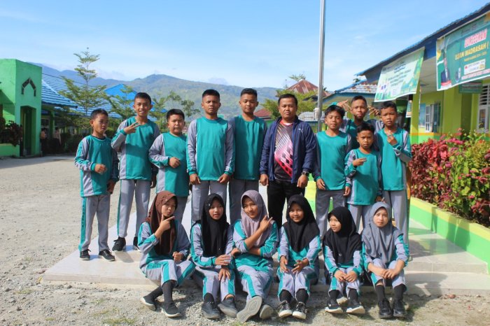 Serunya Jam Penjas! Siswa Kelas 7B MTsN 1 Kerinci Akrab dan Kompak Bersama Pak Zonni Andri, S.Pd