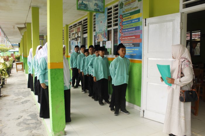 Kuatkan Akhlak Siswa, MTsN 1 Kerinci Biasakan Budaya Salam Sebelum Masuk Kelas