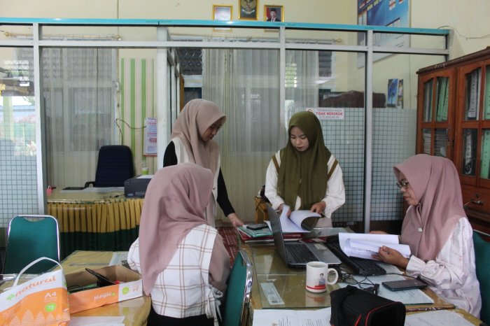 Ibu Deti Suasiati, S.Pd.I Terapkan Layanan Prima kepada Mahasiswa PLP IAIN Kerinci di TU MTsN 1 Kerinci
