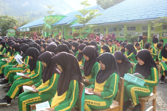 MTsN 1 Kerinci Buktikan: Ibadah Jalan, Gotong Royong Pun Tetap Berlangsung!