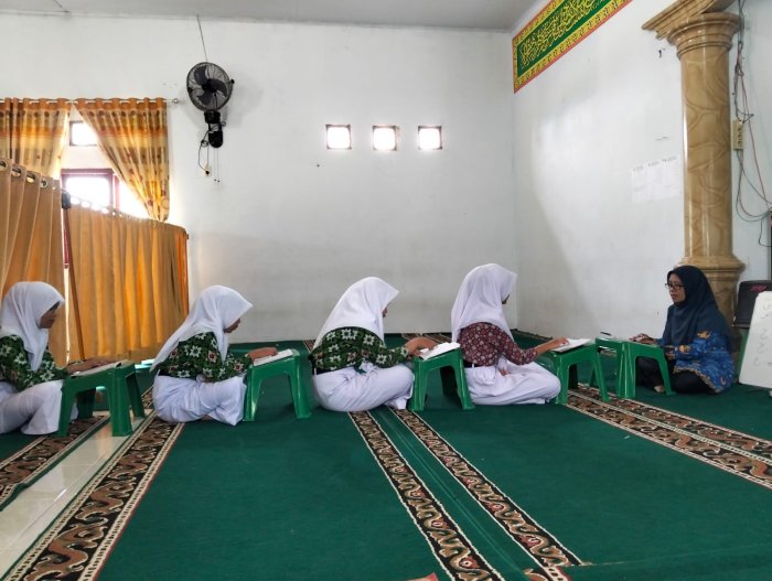 Firqoh Al Karim MTsN 1 Kerinci Asah Bacaan Quran melalui Tahsin bersama Ibu Harnilis