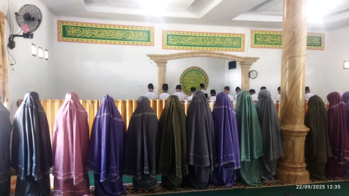 Dzuhur Time: VIII A & IX A MTsN 1 Kerinci Solid Berjamaah di Mushalla